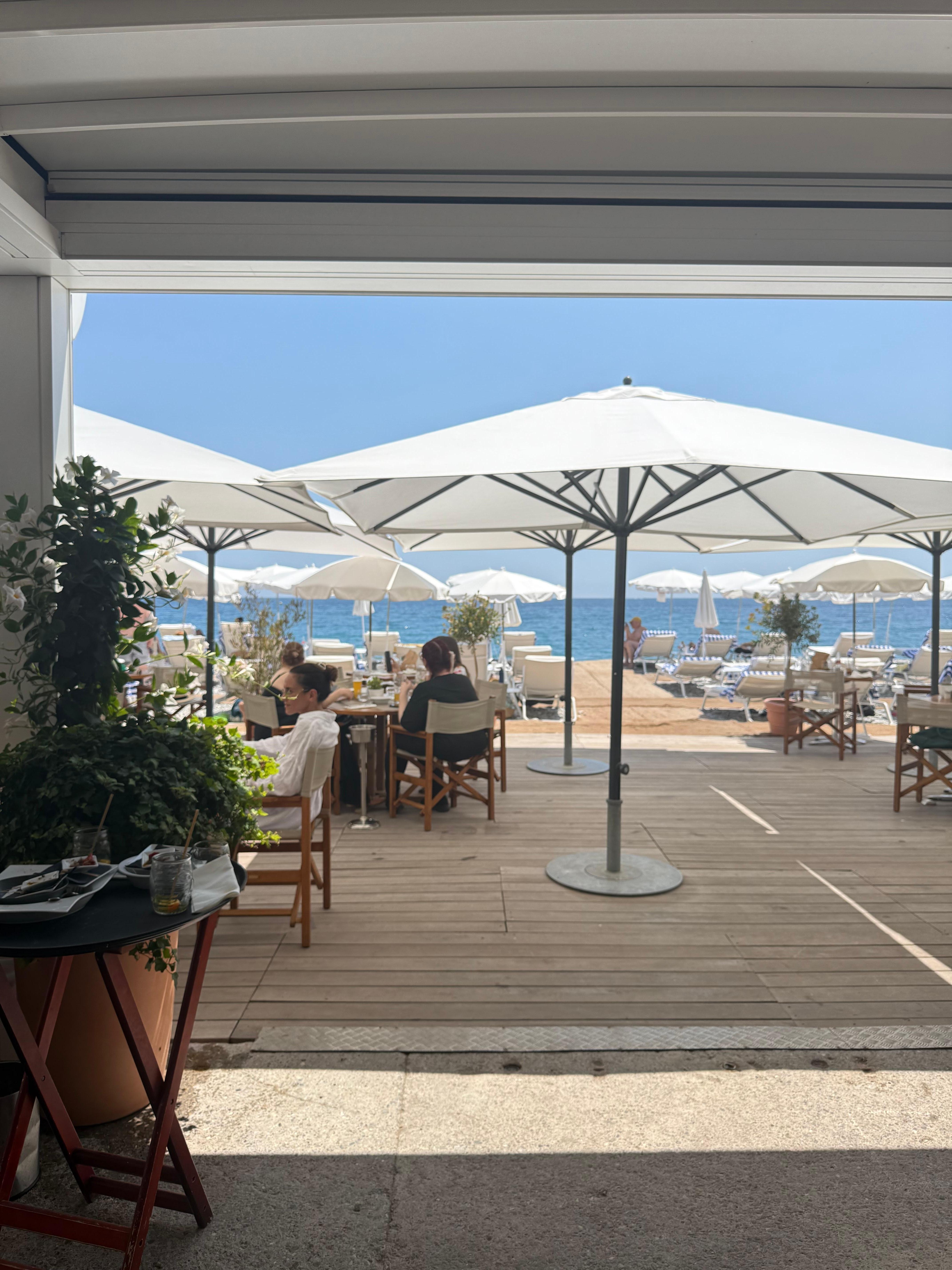 Der private Beachclub von Radission Hotel