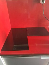 La finta piastra, i realtà c'è ma coperta da quel coperchio lucido che da l'impressione che ci sia, ma è sotto e pure scollegata
