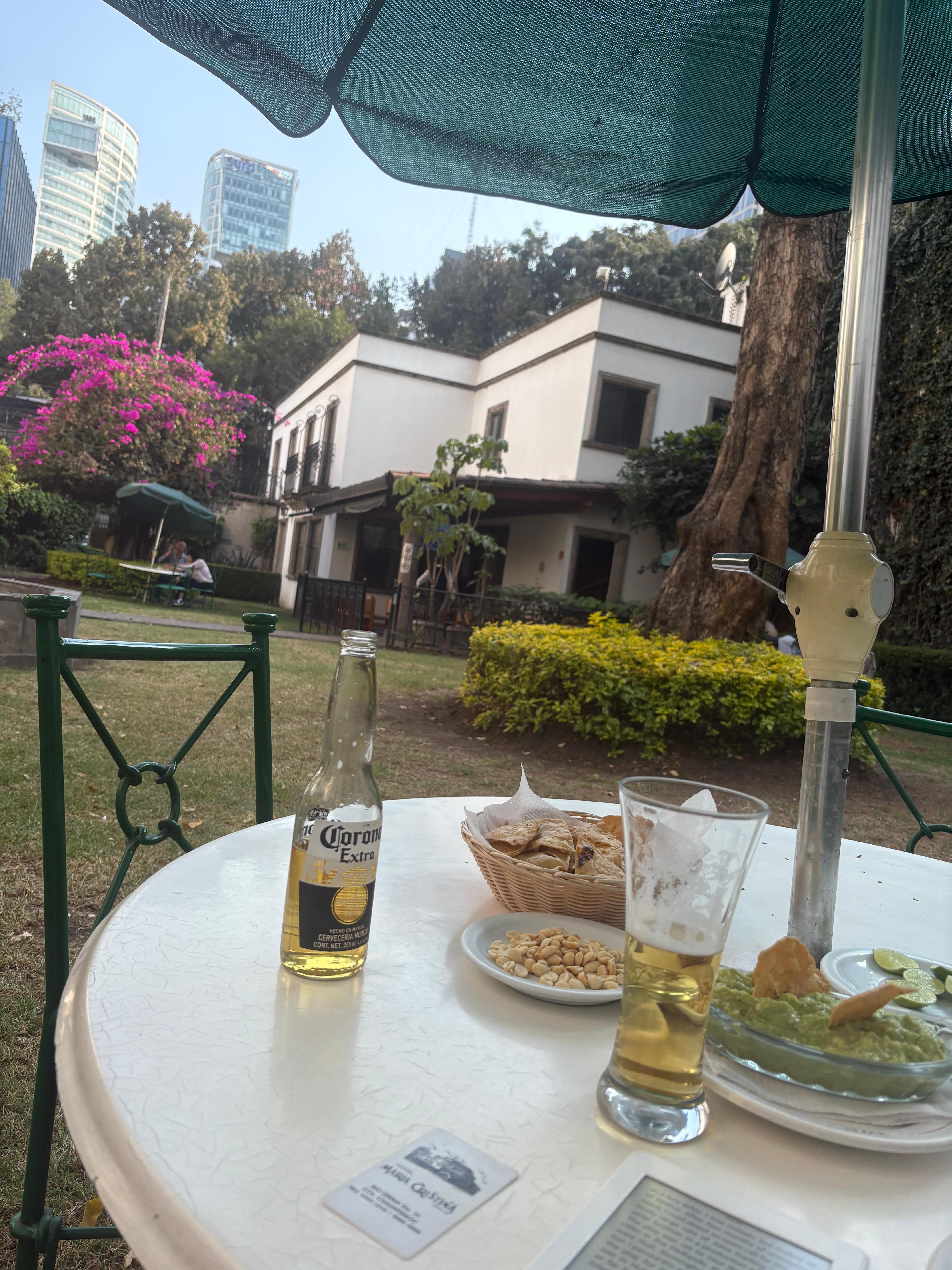 Afternoon snack in the garden. 