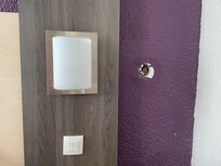 Dommage pas de prise vers le lit (un peu dangereux de laisser la prise dans cette état)