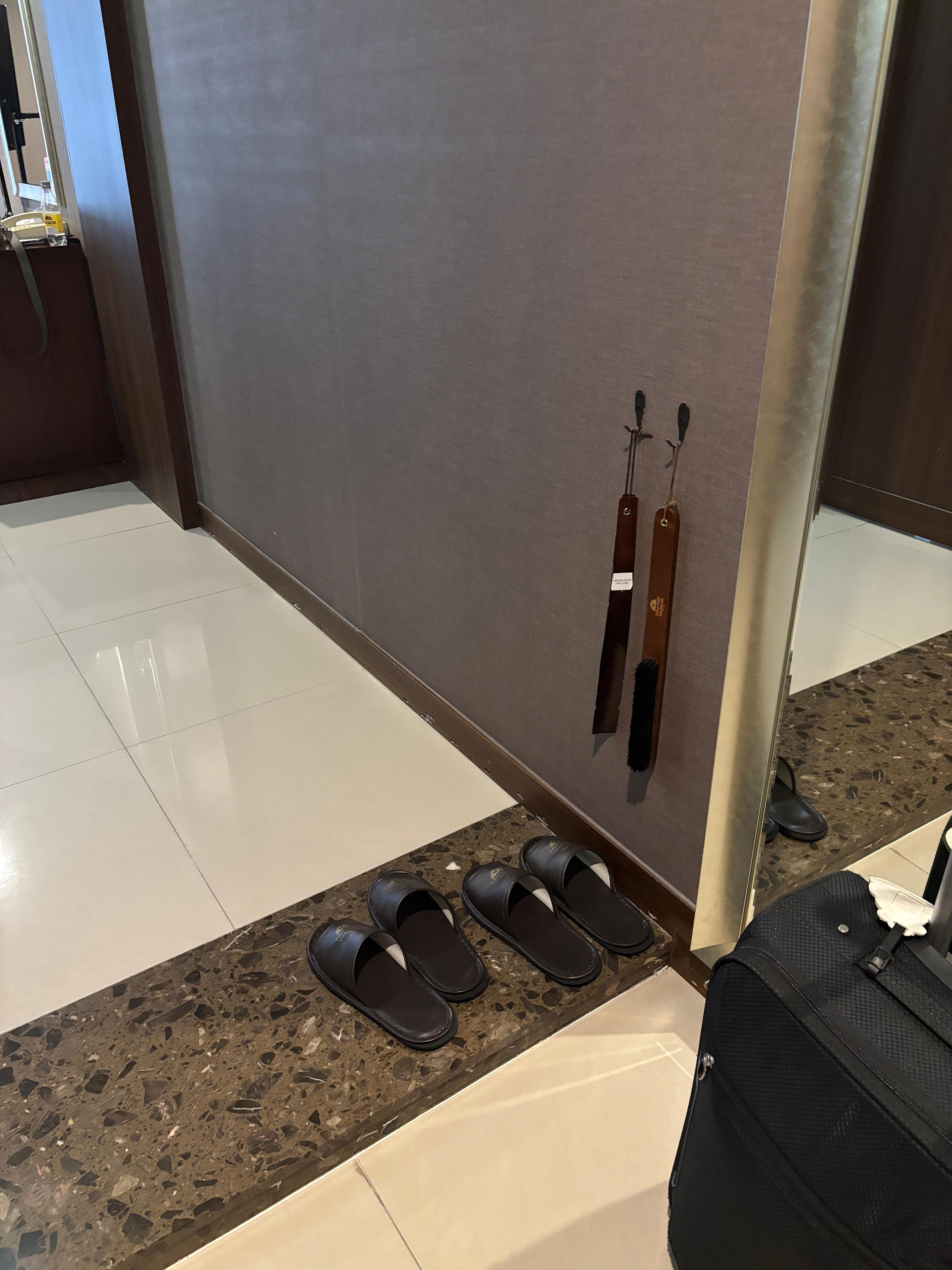 Stora, välstadade rum utan heltäckningsmatta. 