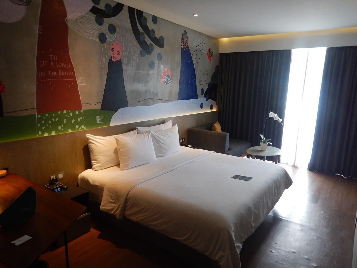 部屋は壁に  アートが描かれていますが気にならない