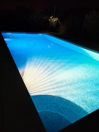 La piscine superbement éclairée le soir