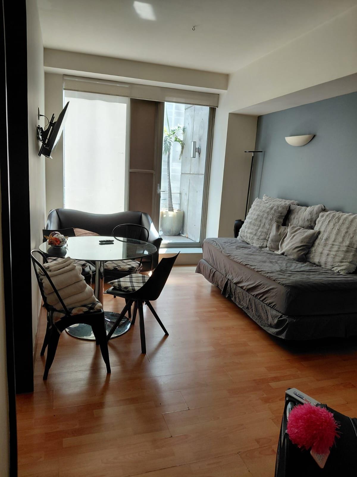 Sala comedor con salida a un balcon