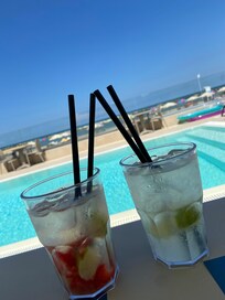 Cocktail bij het zwembad