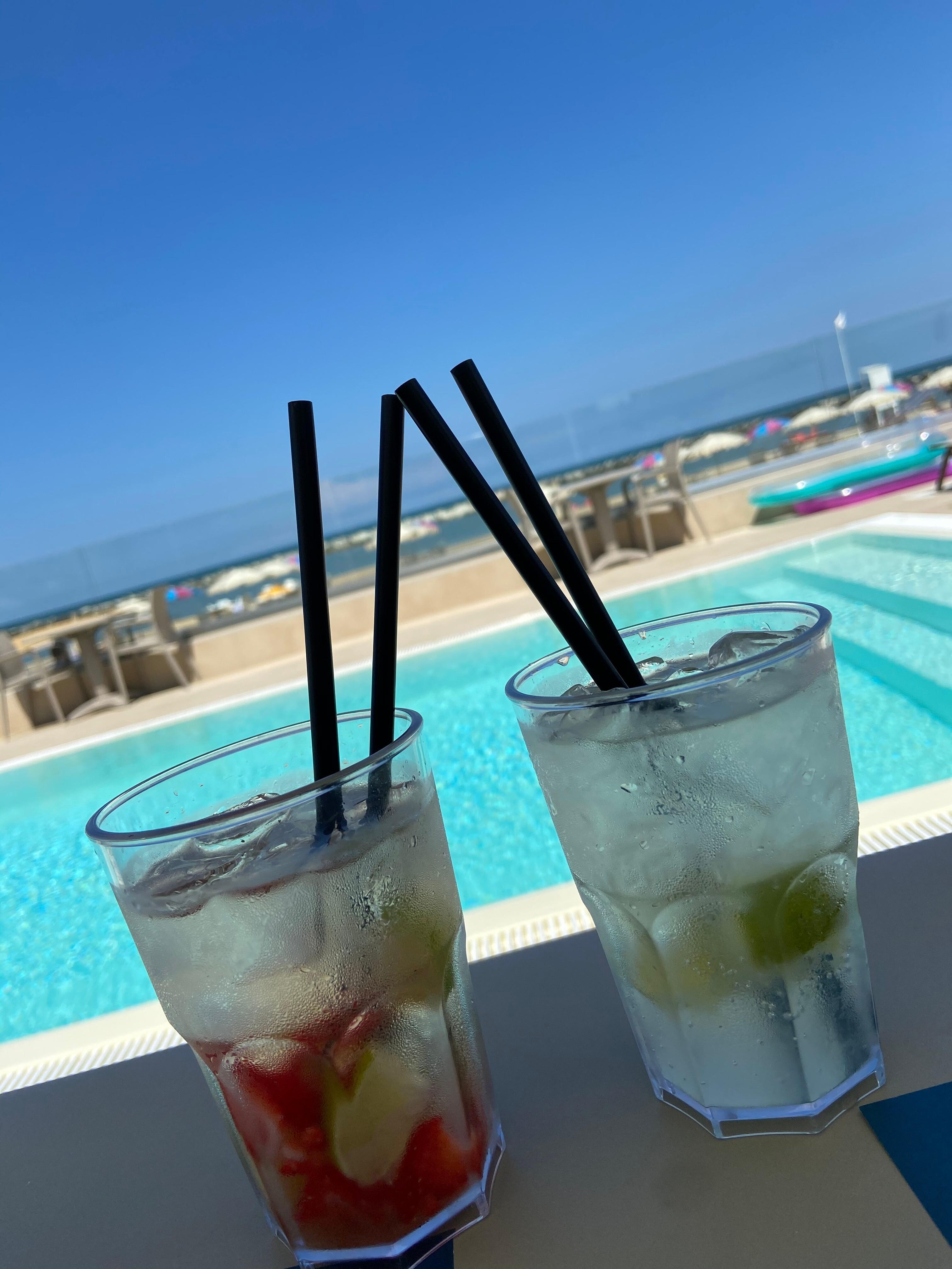 Cocktail bij het zwembad