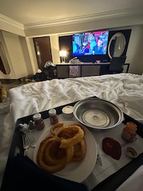 Great room service! Onion rings are great.