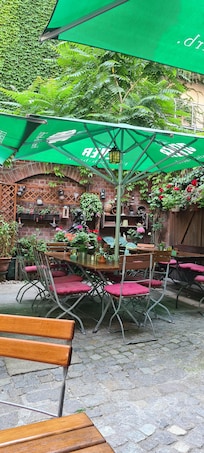 Sophien11, en 300 år gammel restaurant med koselig bakgård og nydelig mat!