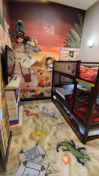 Kids bedroom with a pull up bed at the bottom to accommodate 5 people