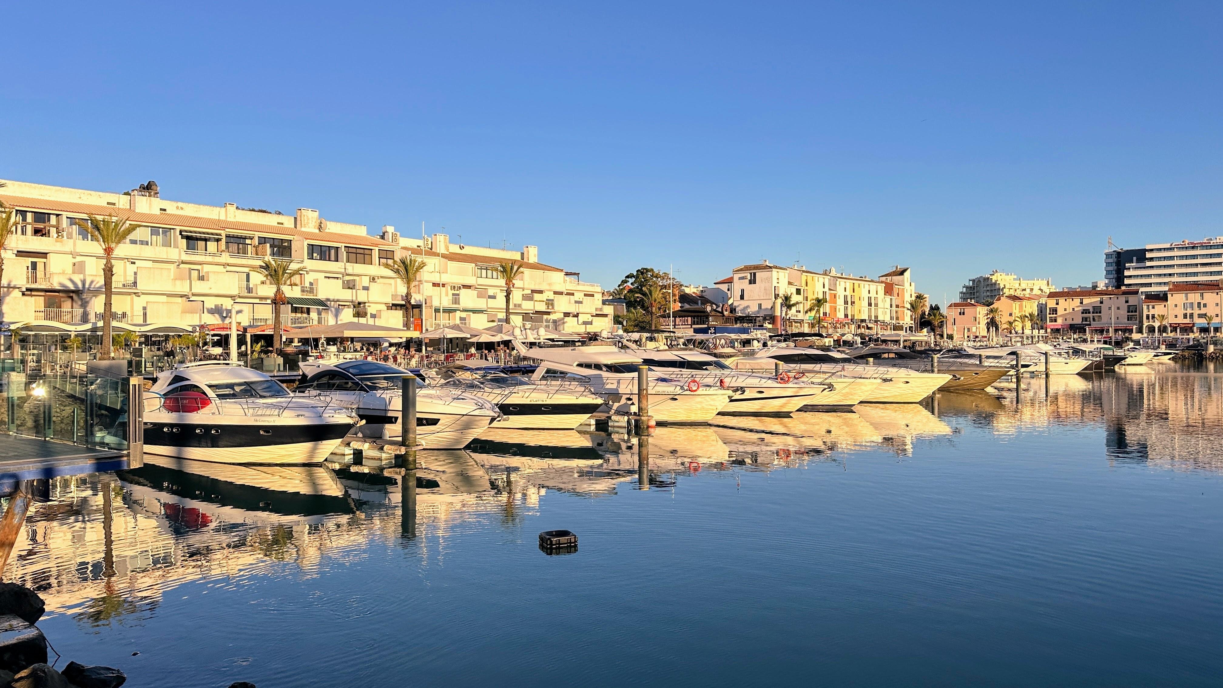 Vilamoura jachthaven ligt op minder dan 5 minuutjes fietsen van het appartement.