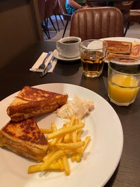 Sandwich med ost og skinke + pommes og salat
Å