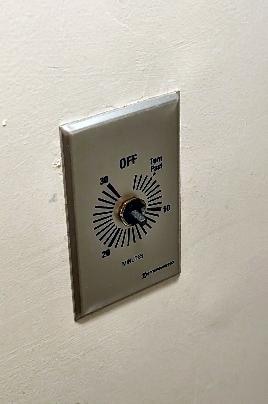 Missing knob on heat lamp control.