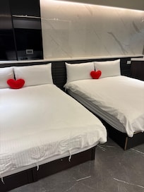 Beautiful large room with shower and soaking tub