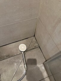 Moisissures pourtour fond de douche