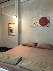部屋のベッド