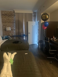 2 Queen Beds