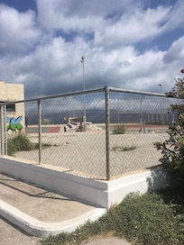 Terrain de basket et de tennis face à l’hôtel