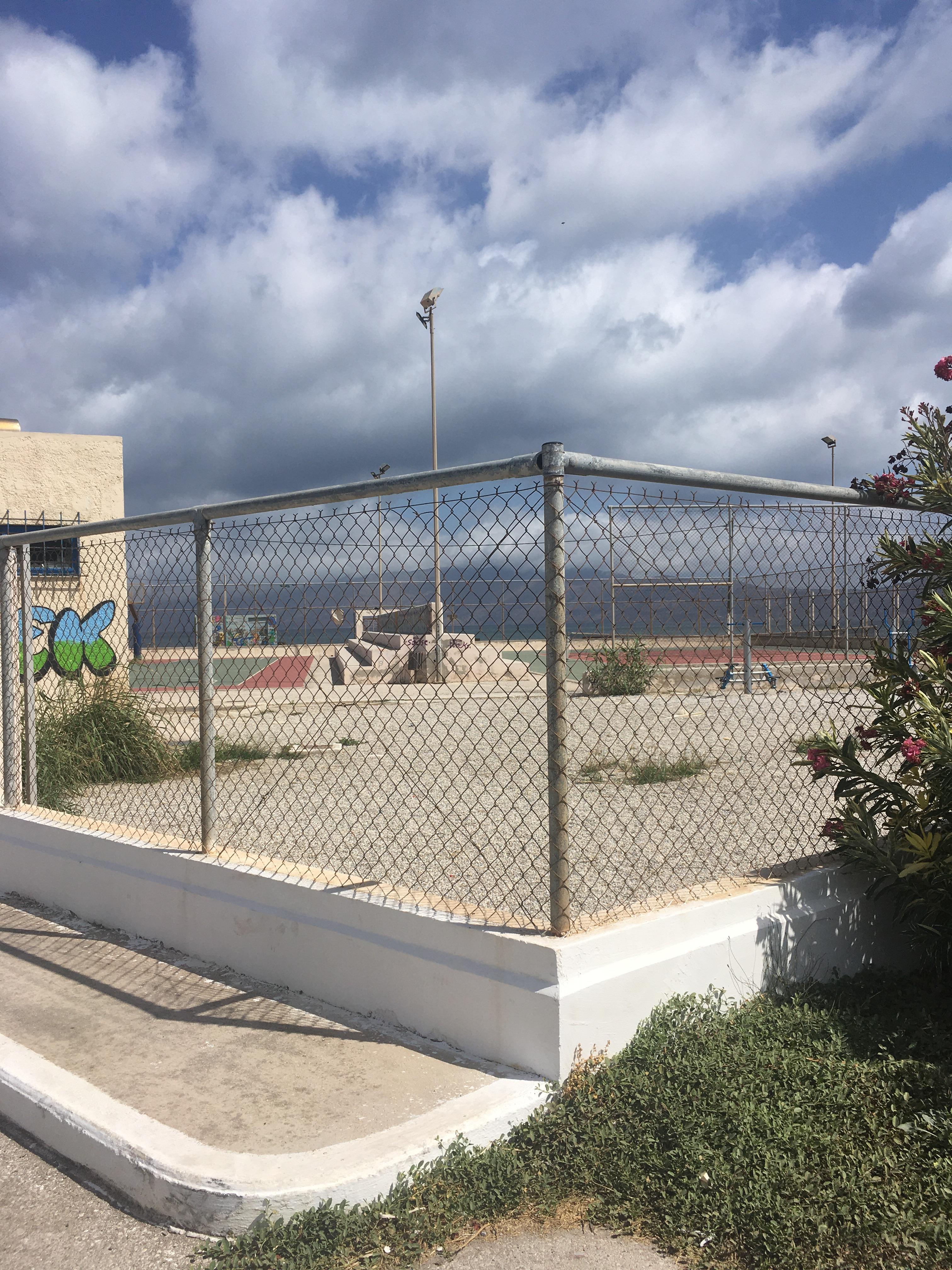 Terrain de basket et de tennis face à l’hôtel 