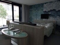 Værelse med 2 enkeltsenge. Der var badesalt til boblebadet på værelset, shampoo, creme osv. Rigelig håndklæder. Kaffemaskine til kapsler osv.