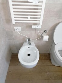 Un filo elettrico attraversa i rubinetti del bidet