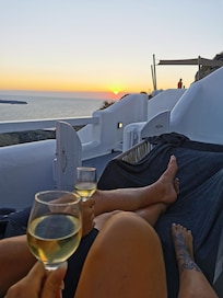 Auringonlasku omalta hotellihuoneen parvekkeelta