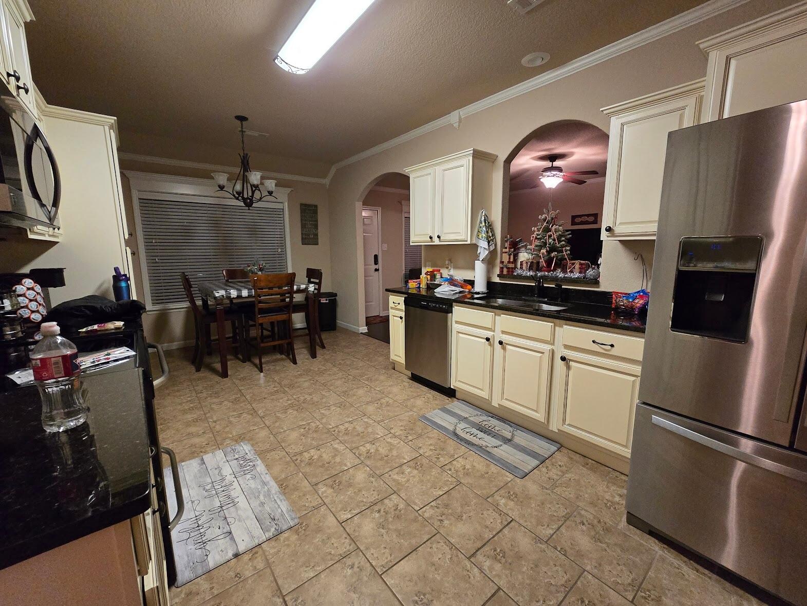 Kitchen room with lots of room to cook in