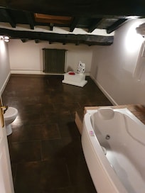 Baño con bañera de hidromasaje