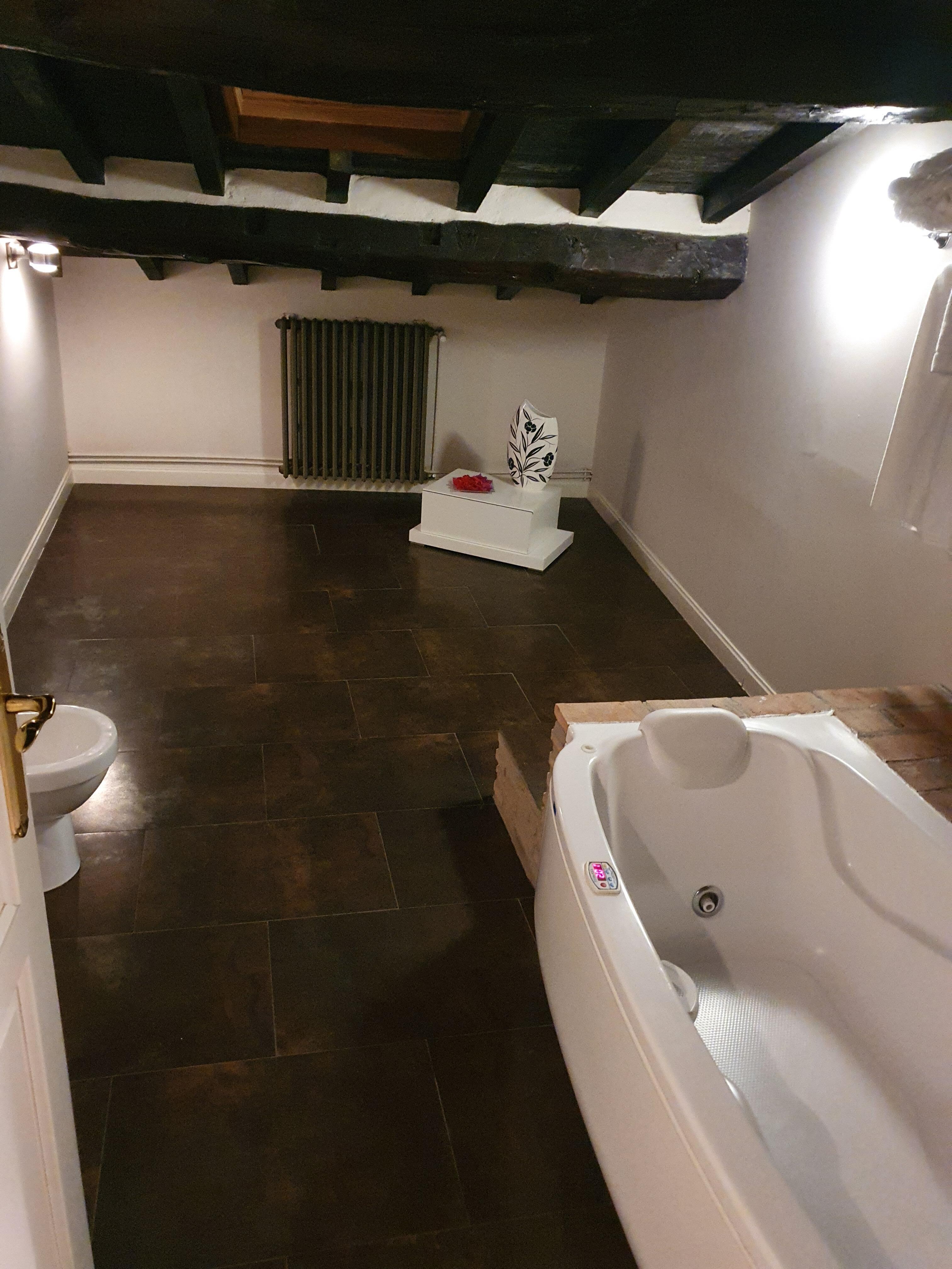 Baño con bañera de hidromasaje
