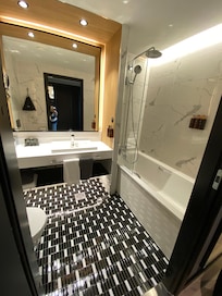 Excellent bath/shower