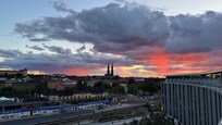 Kaunis auringonlasku huoneen omalta parvekkeelta.