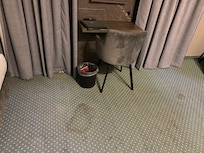 Fleckiger Teppich im Zimmer