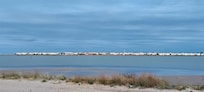 Blick über die Lagune auf die Pfahlbauten und Meer