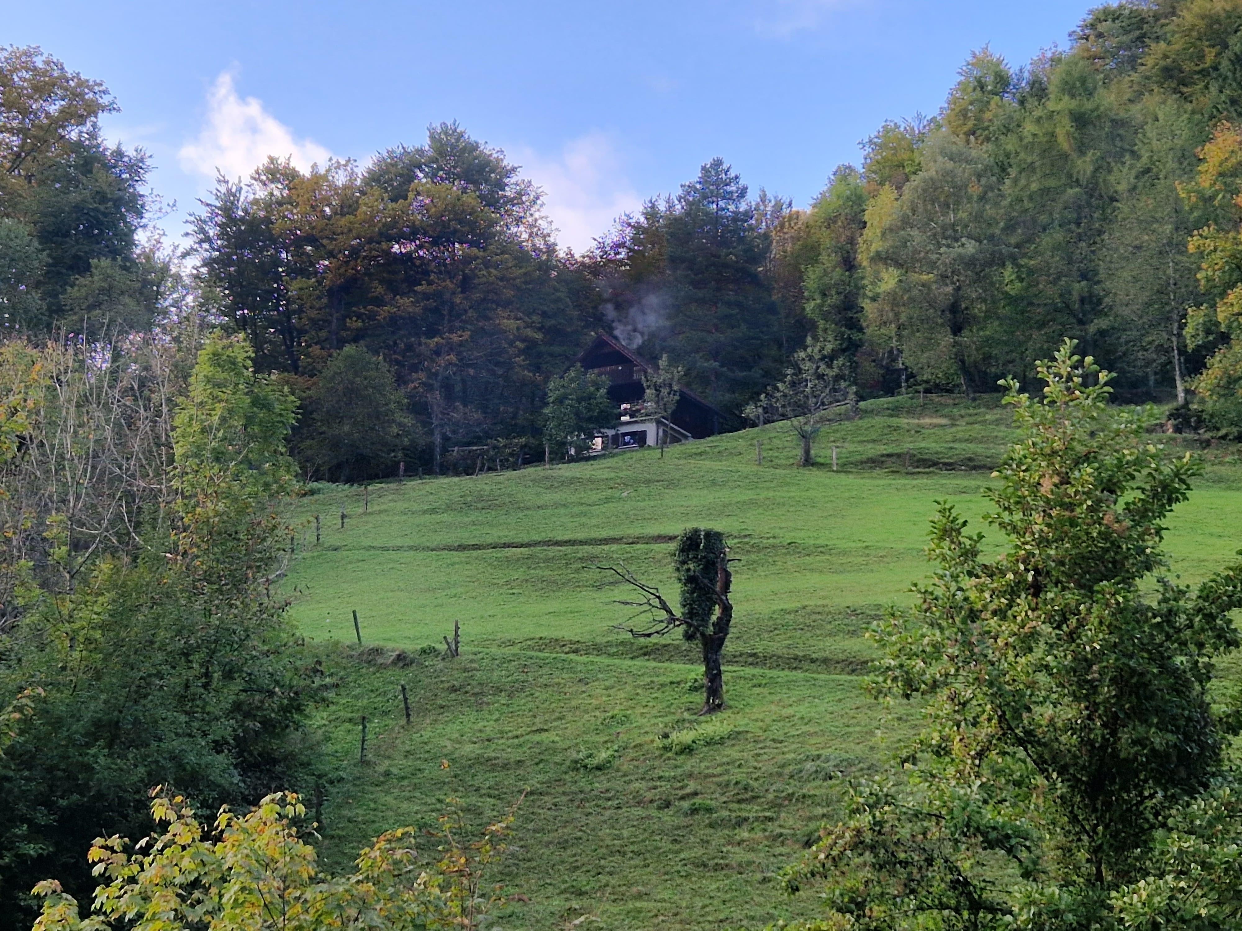 Hier ist das Haus schon in Sicht und die Straße noch asphaltiert. 