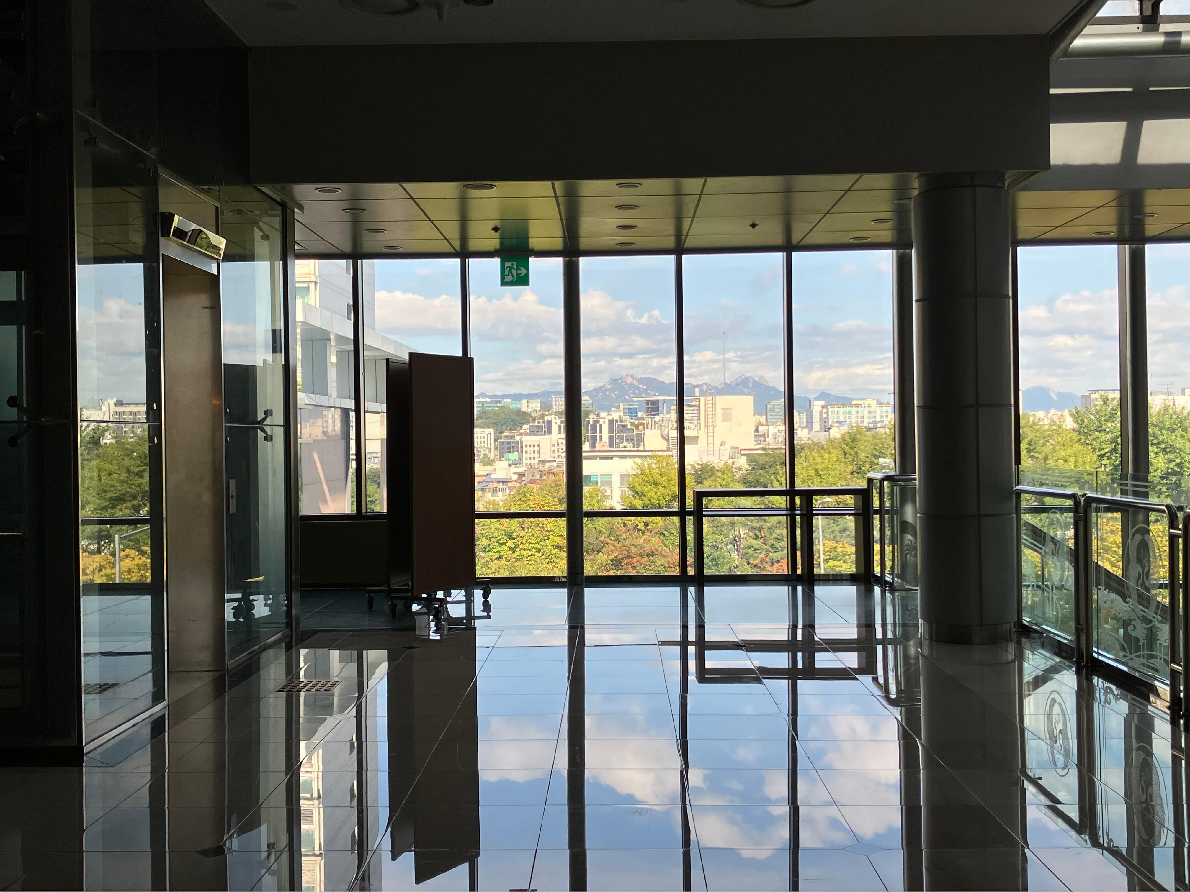 ホテルの結婚式場フロアはピカピカに磨かれていて、快晴の空が床に映っていてとても綺麗でした。