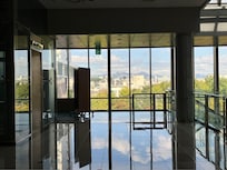 ホテルの結婚式場フロアはピカピカに磨かれていて、快晴の空が床に映っていてとても綺麗でした。