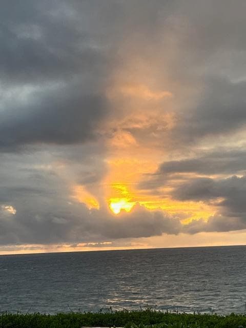 another sunset from the bluff at Makahuena #2102
