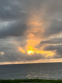 another sunset from the bluff at Makahuena #2102