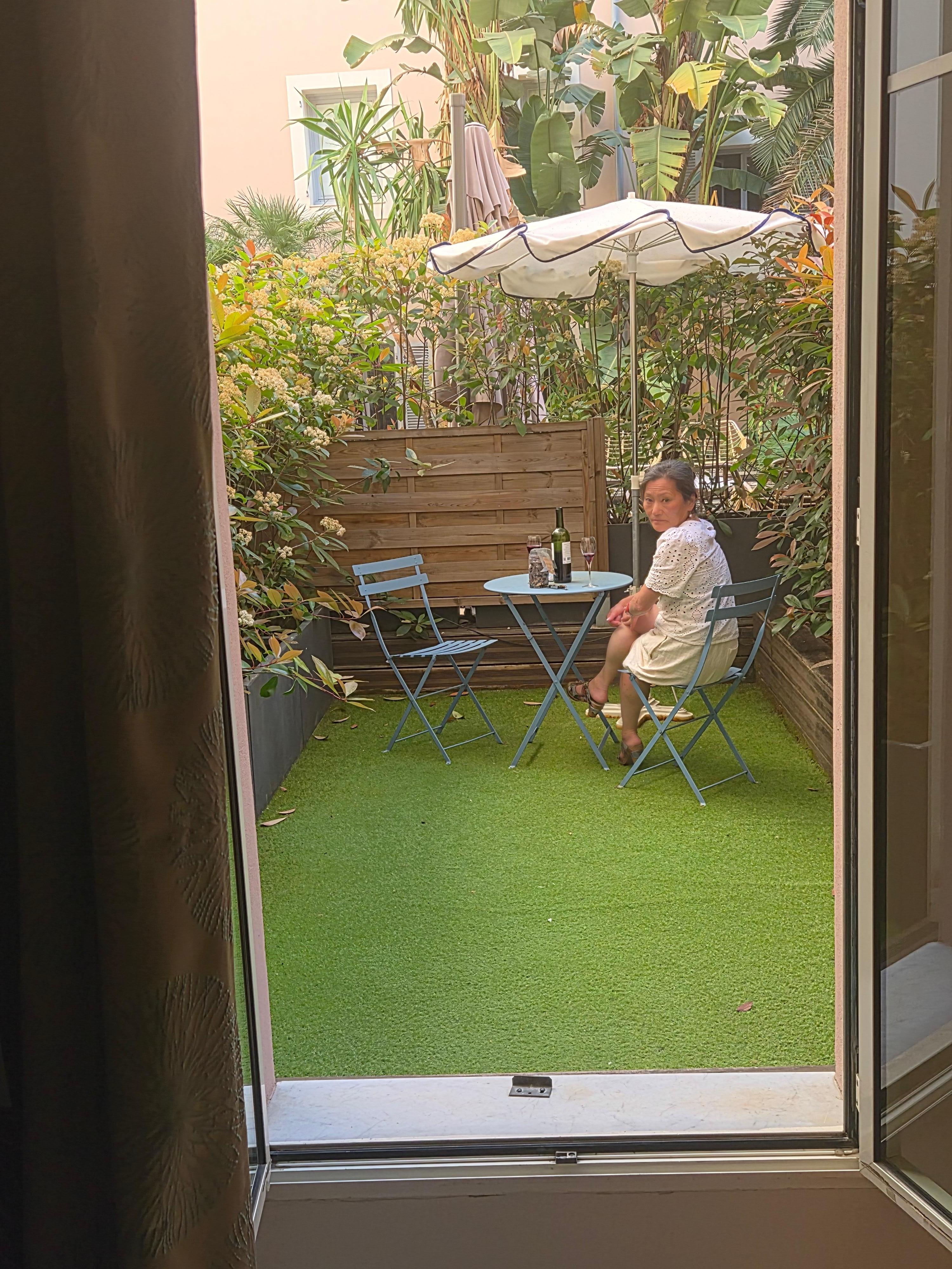 Additional seating area at first floor level