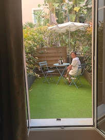 Additional seating area at first floor level