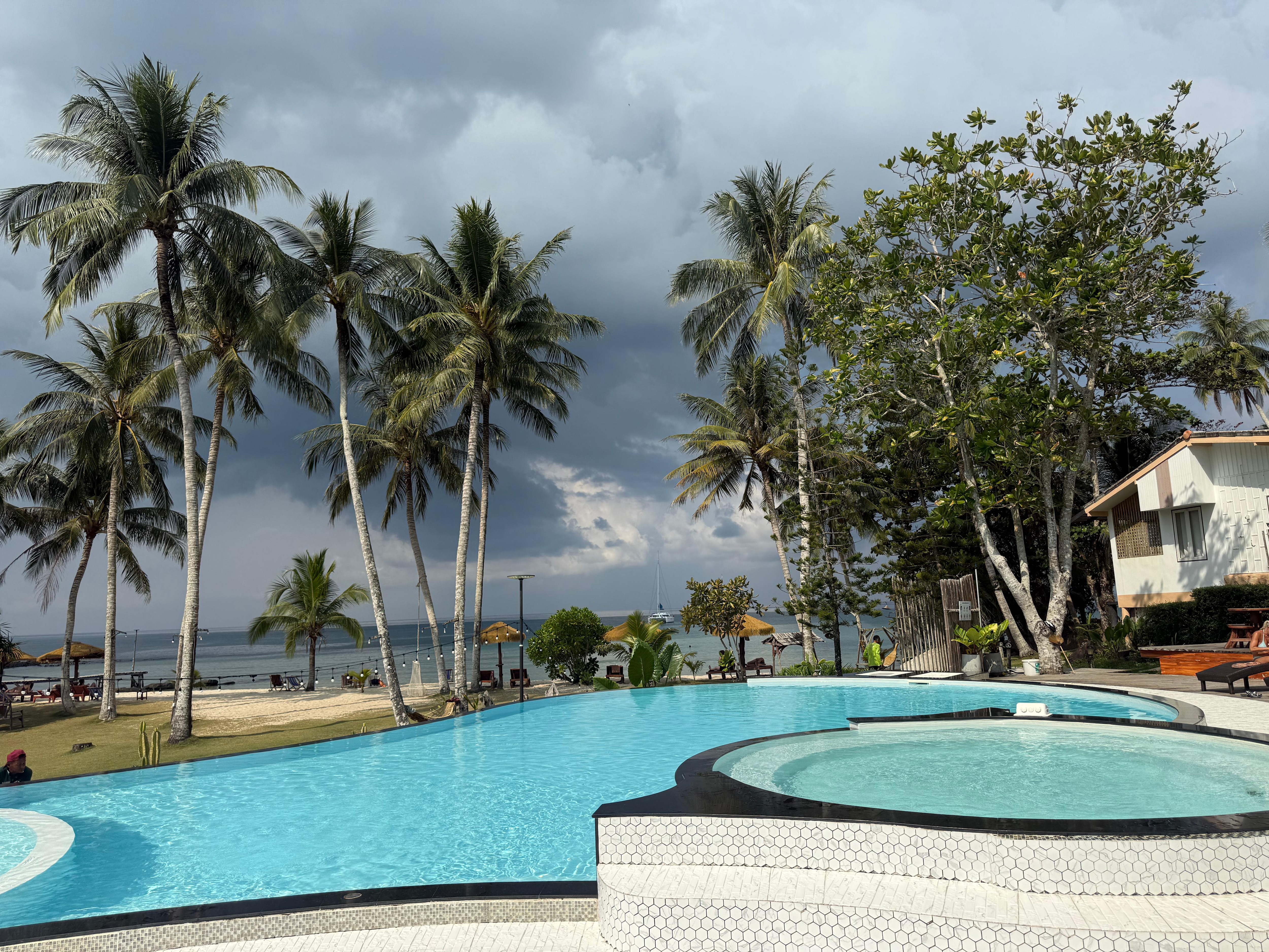 Nice pool and beautiful beach just in front of the hotel 
