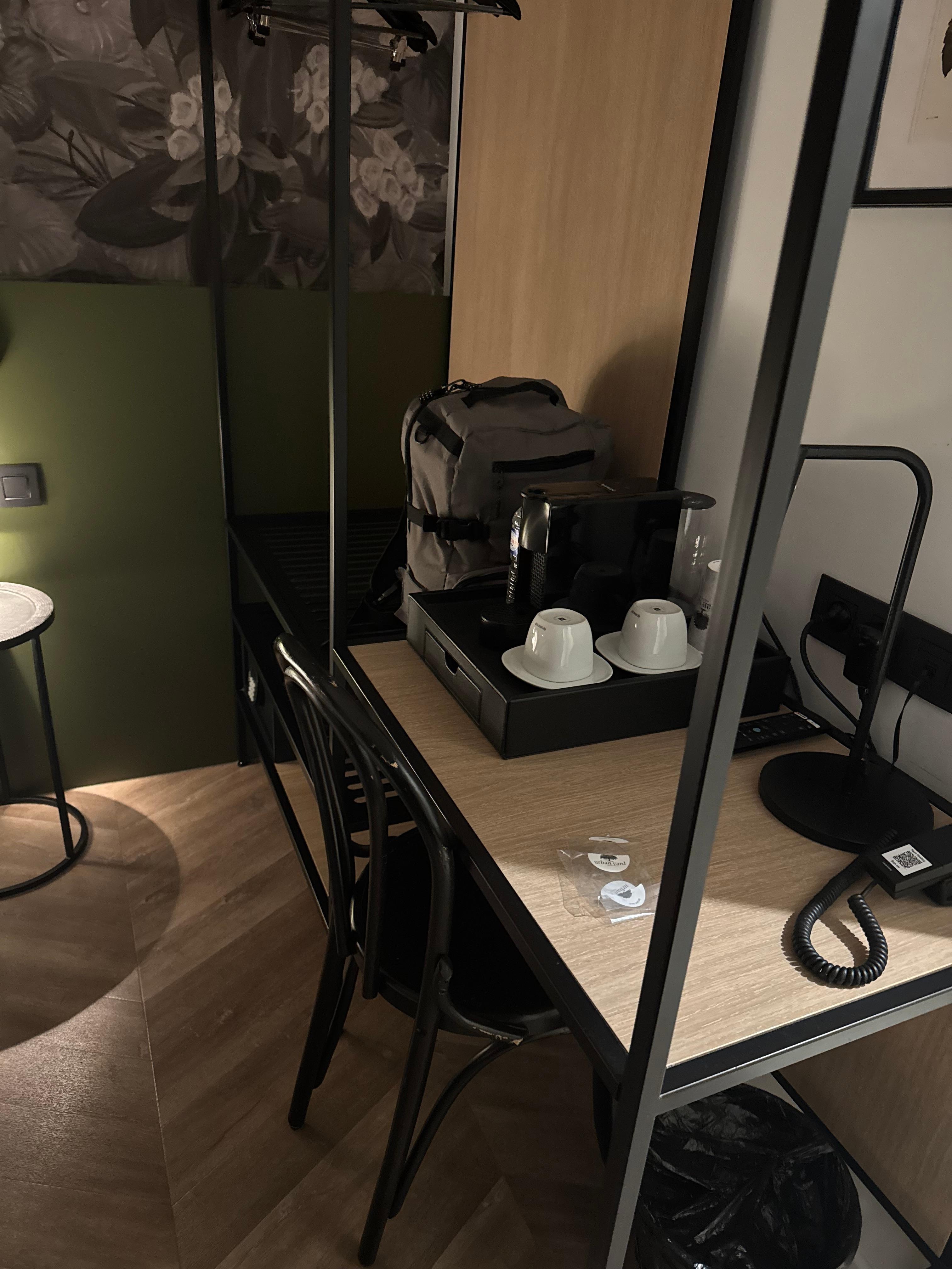 Notre entrée dans la chambre occupée 