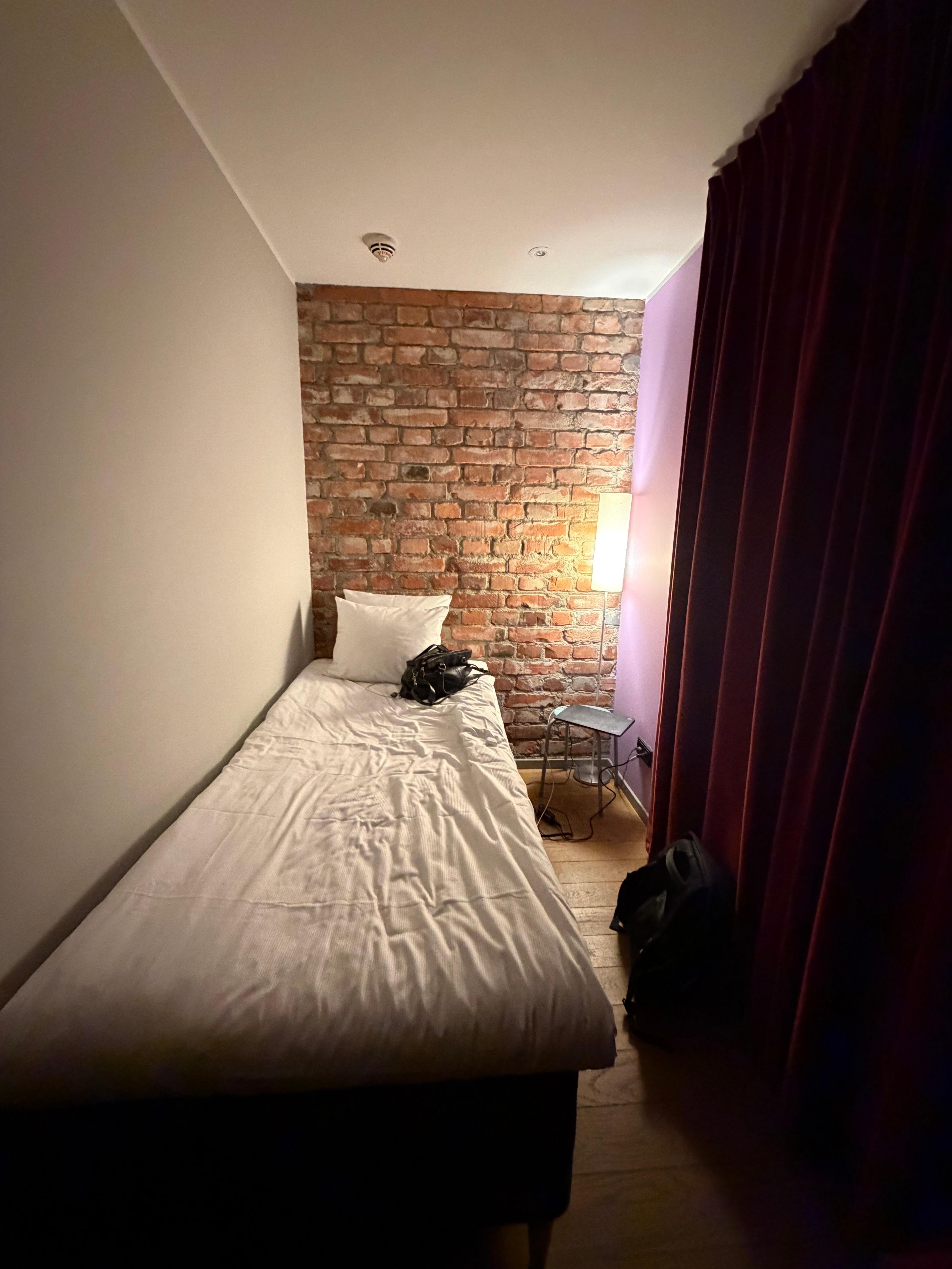 Enkelrummen är verkligen små, men rena och i bra skick. Bilden är tagen ståendes vid toadörren