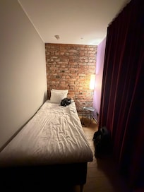 Enkelrummen är verkligen små, men rena och i bra skick. Bilden är tagen ståendes vid toadörren