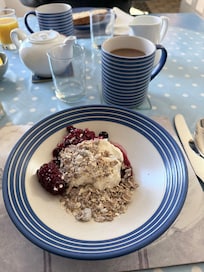 Yogurt berries muesli