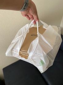 Die hauseigene italienische Pizzeria hat innovative Tüten zum Transport aufs Zimmer