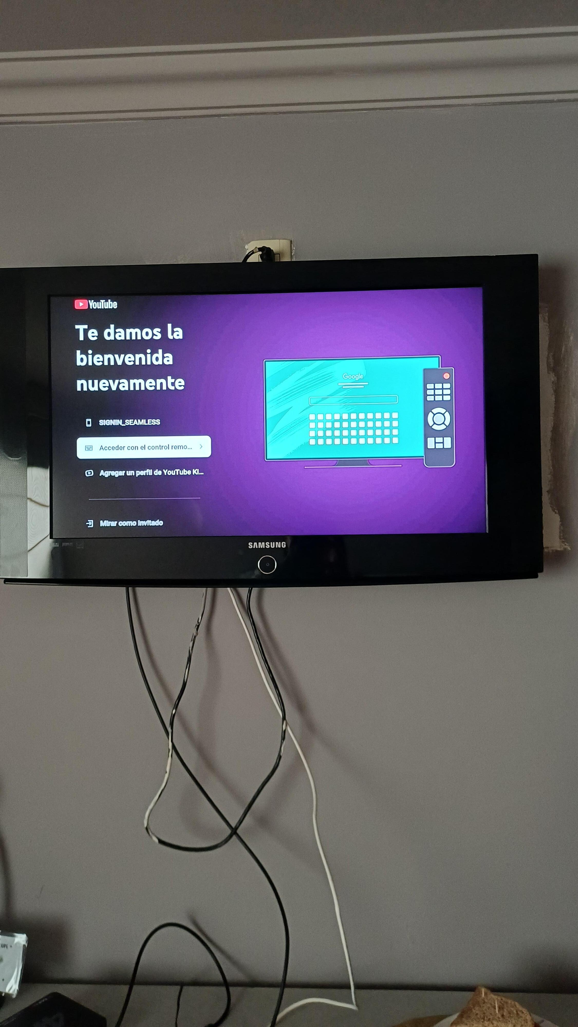la tele se encendió y eso fue todo, no hubo manera de hacerla funcionar o apagarl, asi se quedó durante toda mi estancia.