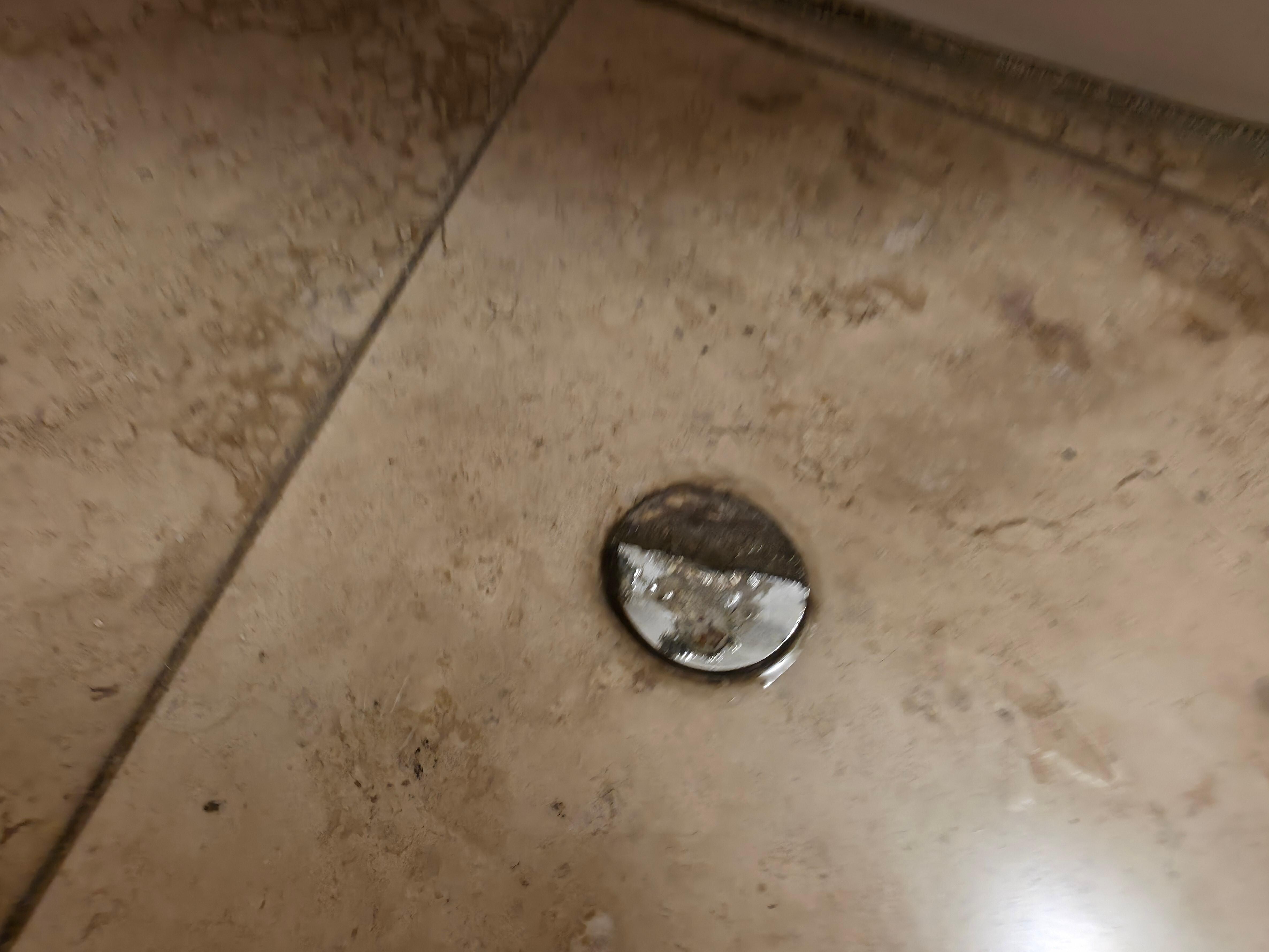 El tope de la puerta roto, si uno lo pisa descalzo seguro corta.
