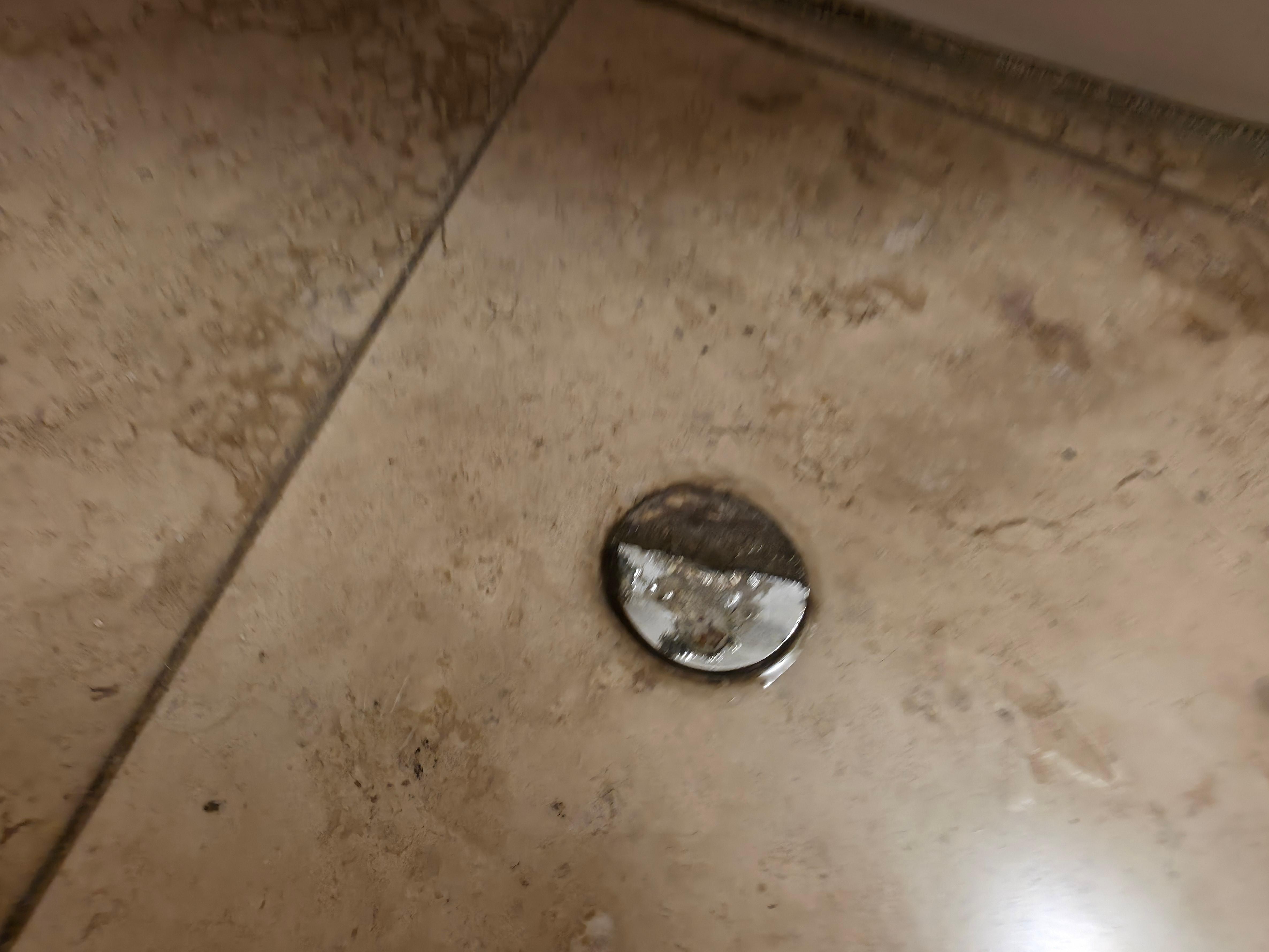 El tope de la puerta roto, si uno lo pisa descalzo seguro corta.