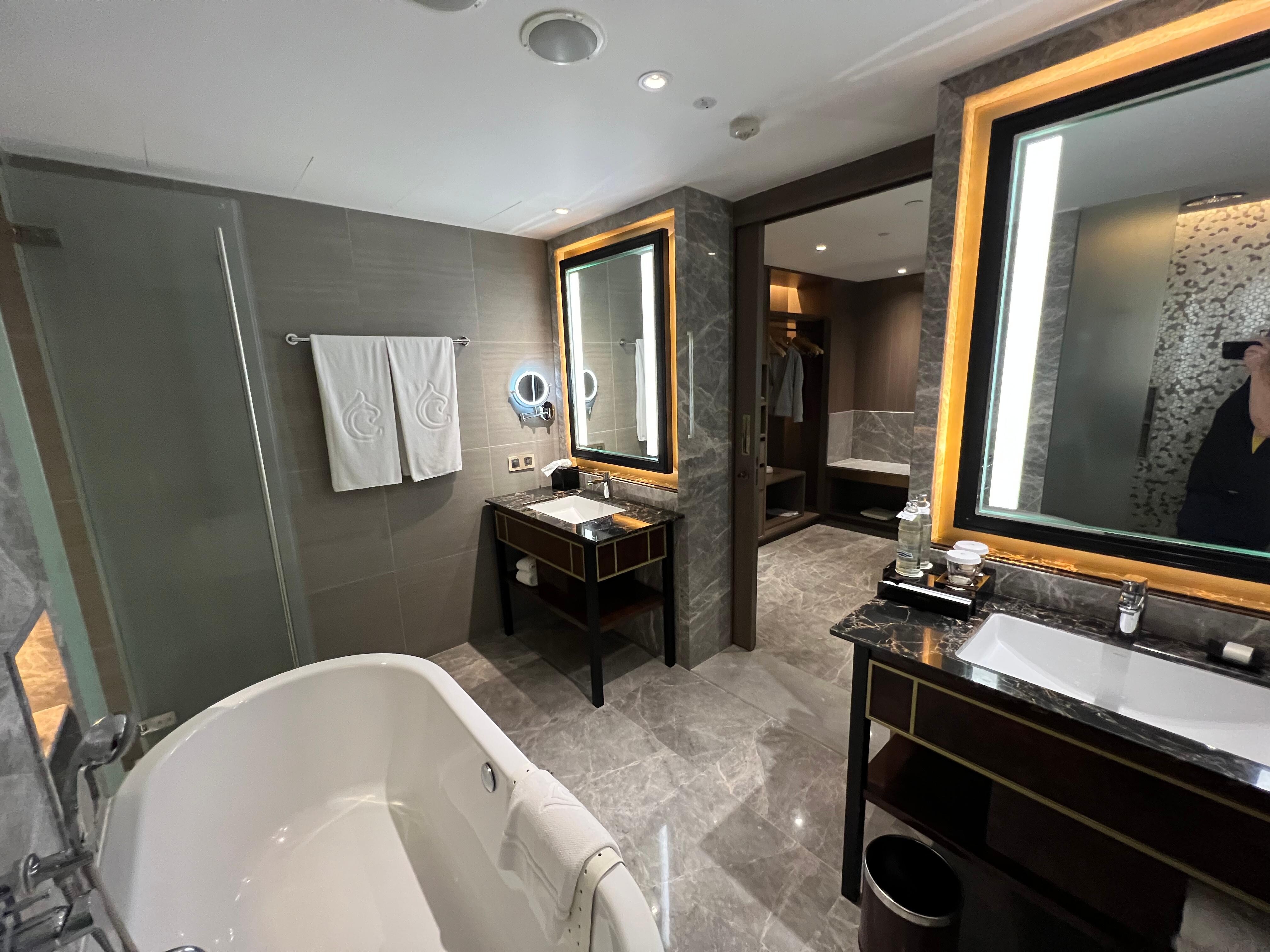 Bathroom with 2 separate sinks