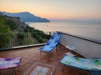 It's very calm in the morning. Just before dawn all I heard was the sound of a rooster and seagulls.